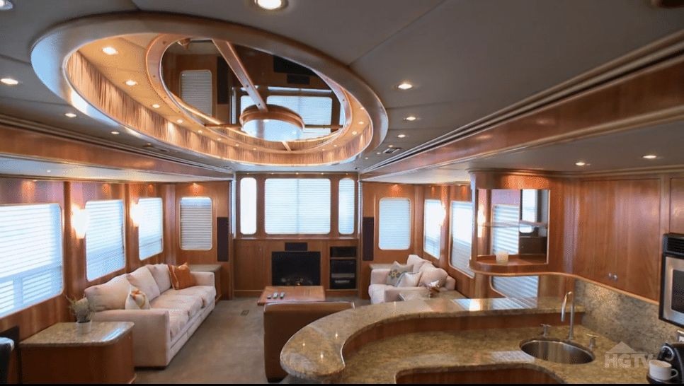 leonardo-dicaprios-15-million-motorhome-is-a-ginormous-exercise-in-opulence_3_0