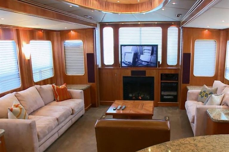 leonardo-dicaprios-15-million-motorhome-is-a-ginormous-exercise-in-opulence_5