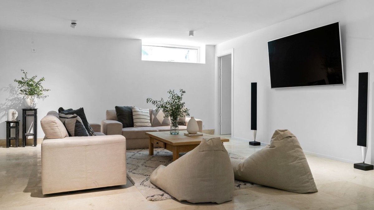 O piso inferior da villa poderia servir como um apartamento de hóspedes completamente separado