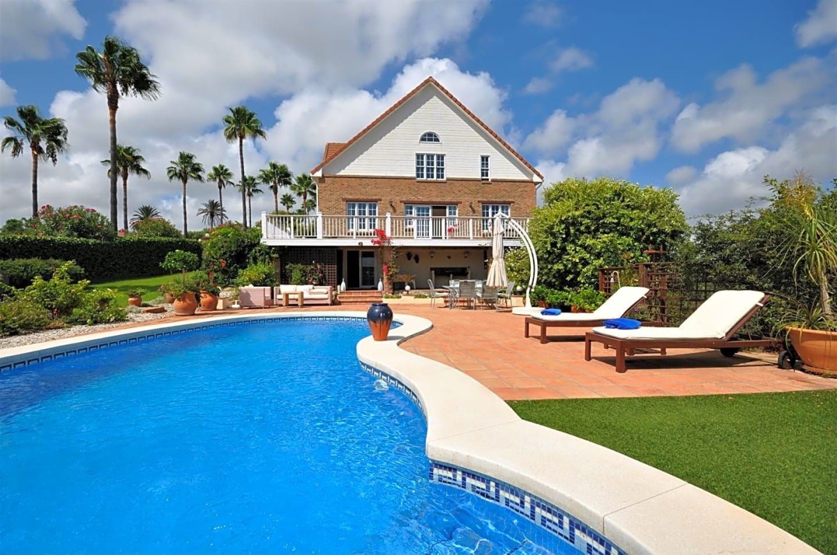 Esta linda casa independente está à venda em Sotogrande.
