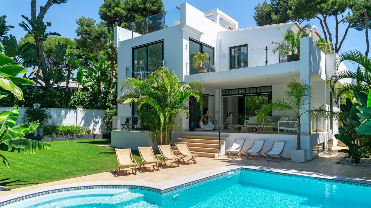 Para uma vida de luxo na Costa del Sol, não procures mais do que esta linda vila moderna