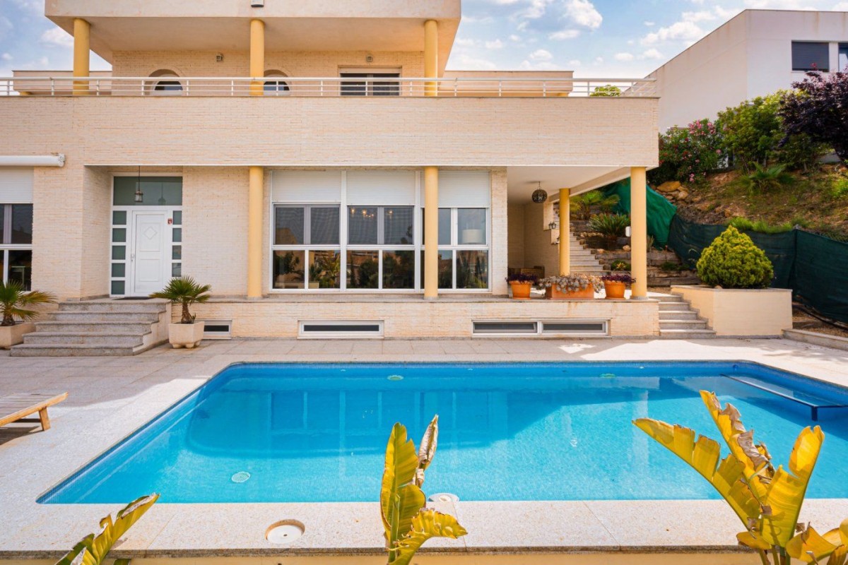 Esta espaçosa villa seria uma linda casa de família perto da costa