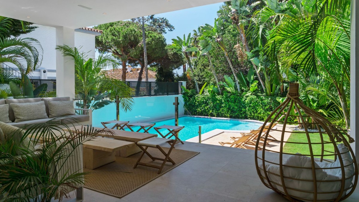 O terraço coberto é o local perfeito para se sentar e desfrutar do clima agradável de Marbella