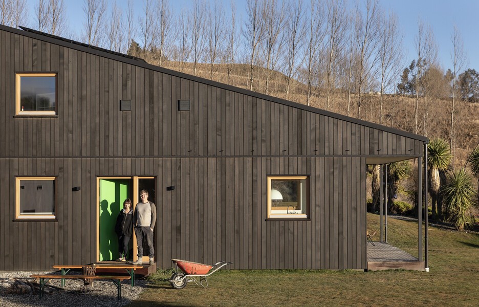 Está construida con paneles de madera