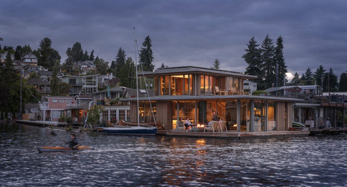 Esta casa prefabricada y flotante tiene dos plantas