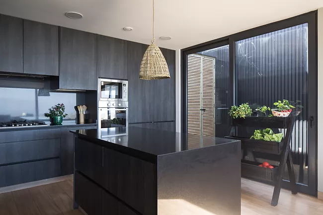 Los muebles, en tonalidades oscuras