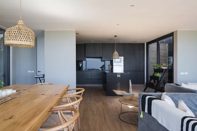 Con una gran mesa y espacio para el relax