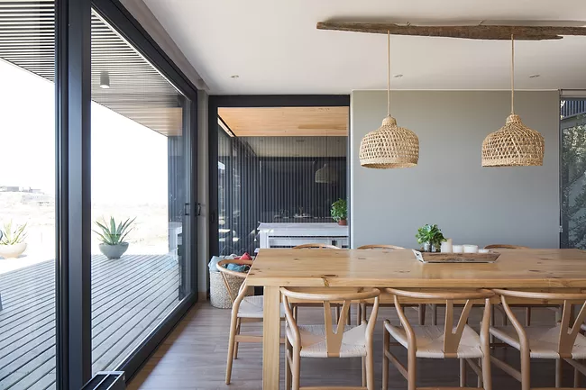 La madera y las fibras naturales dan un toque acogedor