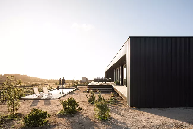 La casa tiene un diseño de líneas rectas