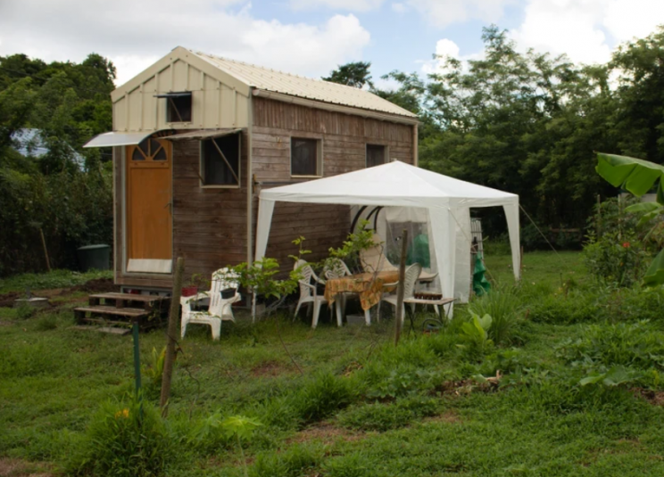 Una pareja francesa construye con su propias manos una minicasa de madera sostenible