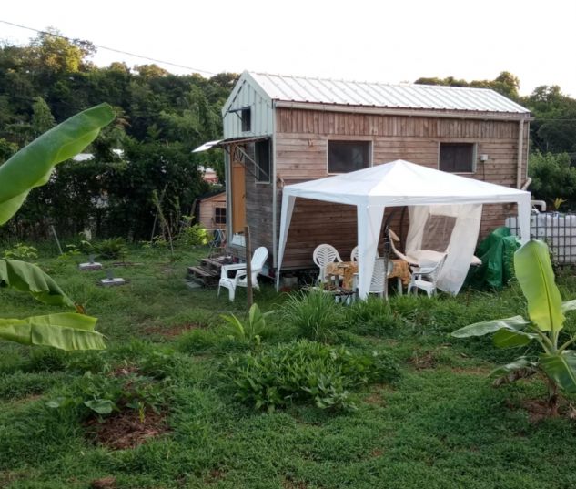 Una pareja francesa construye con su propias manos una minicasa de madera sostenible
