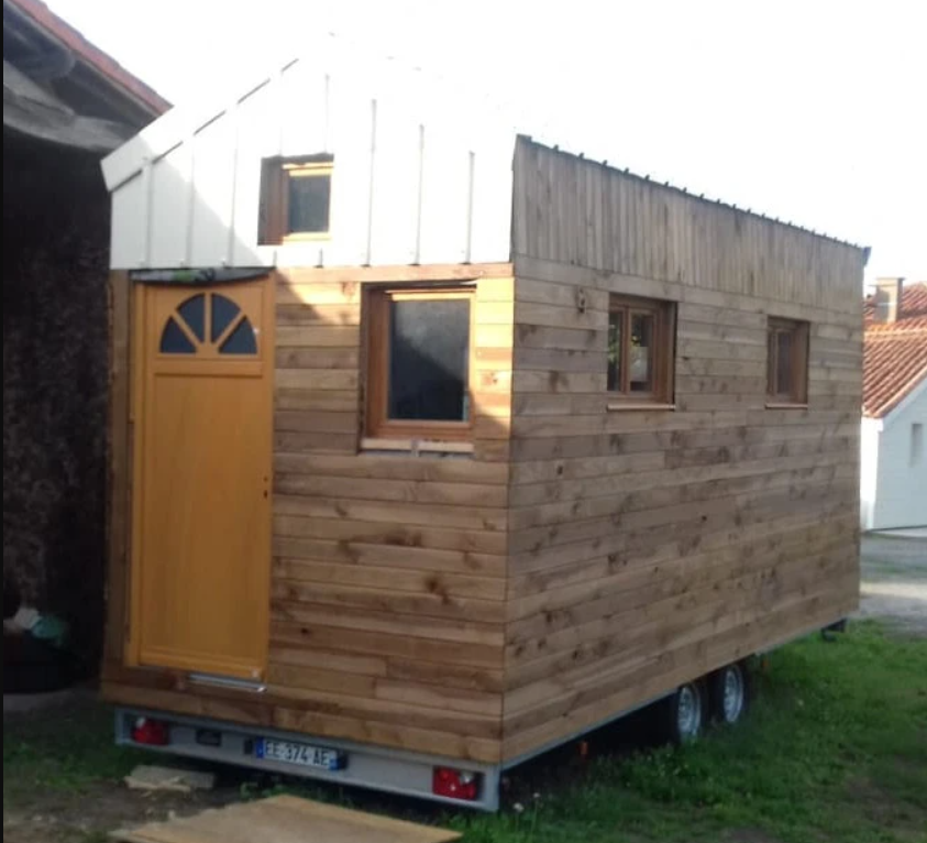 Una pareja francesa construye con su propias manos una minicasa de madera sostenible