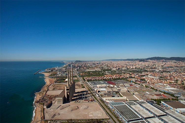 Barcelona y la Generalitat unen fuerzas para rehabilitar la zona de las Tres Chimeneas y dotarla de VPO