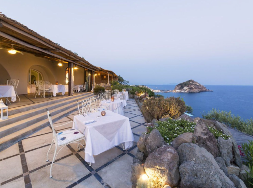 A subasta un precioso complejo hotelero con unas vistas de infarto al mar infinito