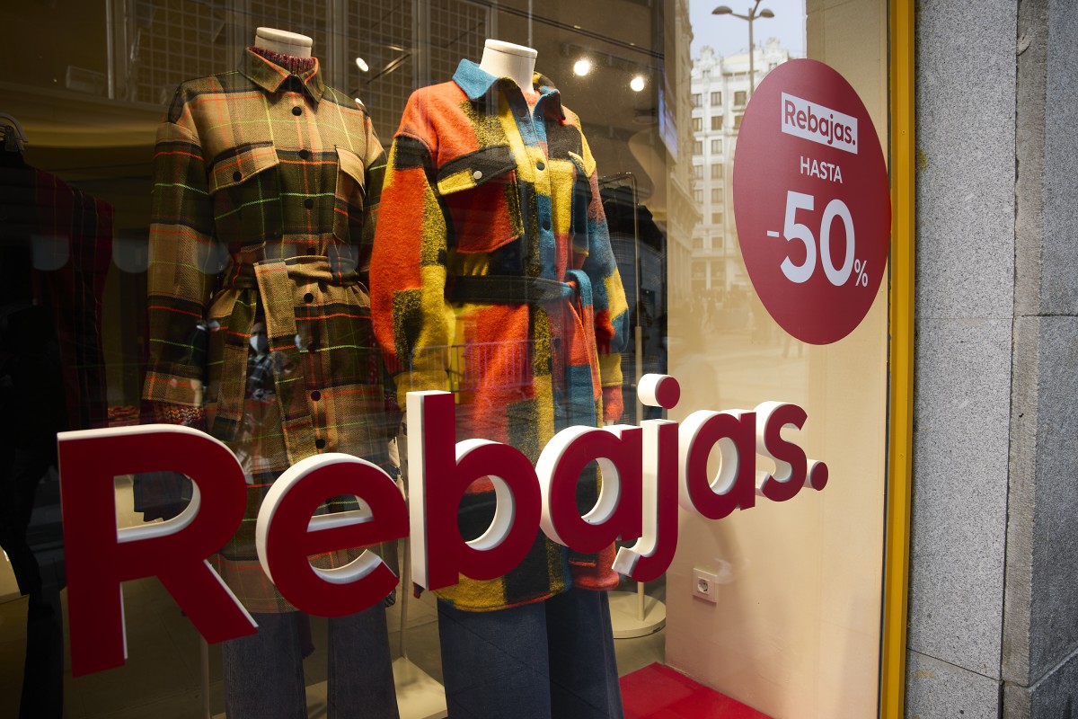 Cartel de rebajas en un escaparate en una calle comercial del centro de Madrid