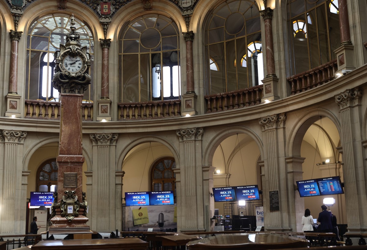 Varios paneles con valores del Ibex 35, en el Palacio de la Bolsa, a 14 de febrero de 2022, en Madrid (España).
