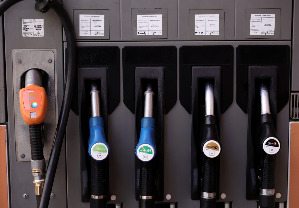 El precio de la gasolina y del gasóleo sigue en récord histórico por el alza del petróleo