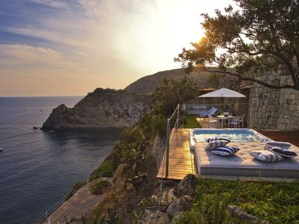 A subasta un precioso complejo hotelero con unas vistas de infarto al mar infinito