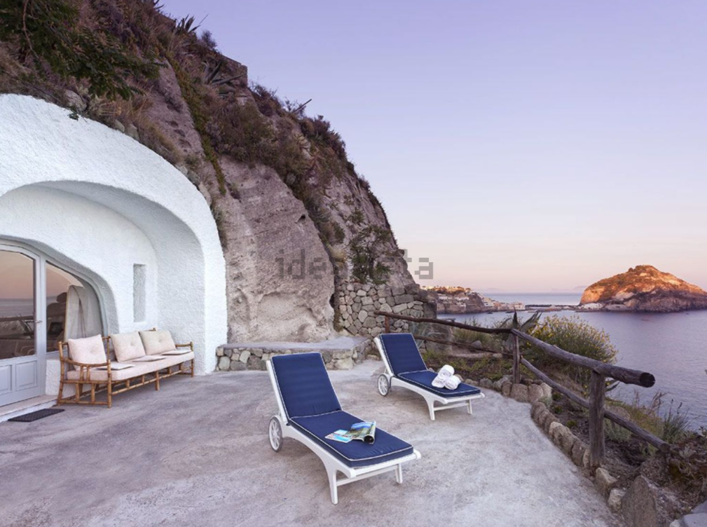 A subasta un precioso complejo hotelero con unas vistas de infarto al mar infinito