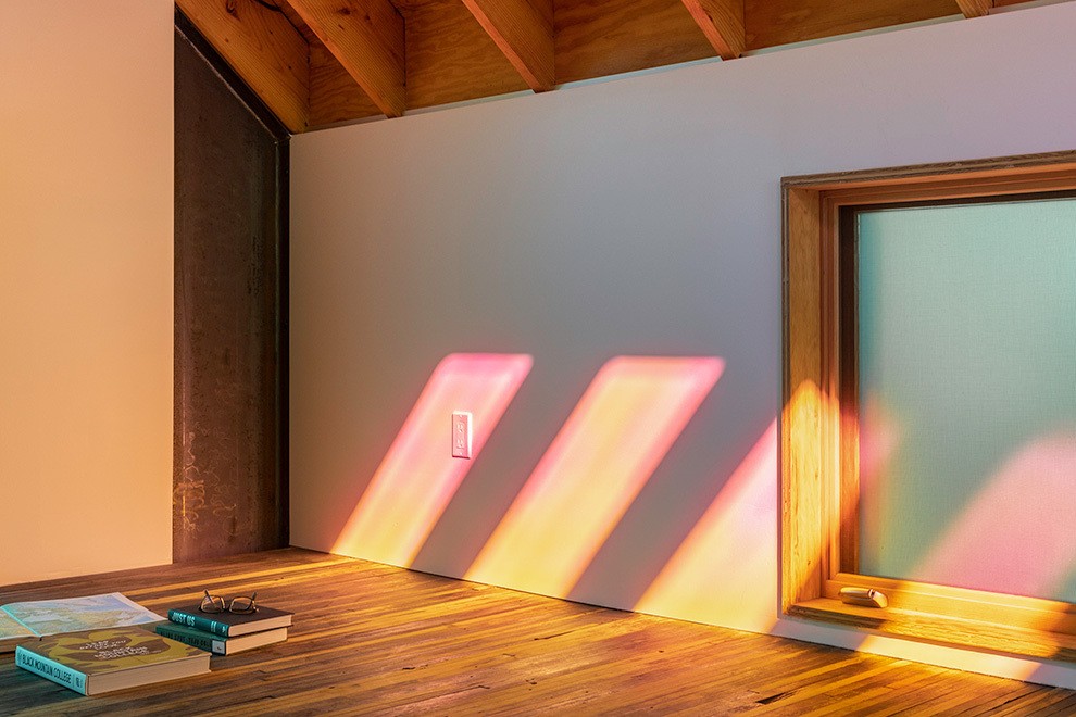 La luz se refleja en el interior de la casa