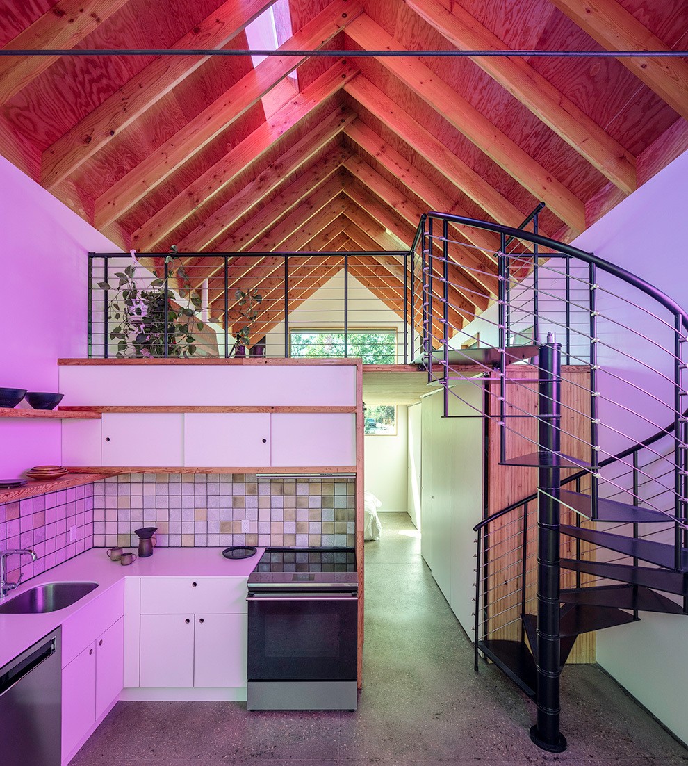 Unas escaleras de caracol conectan ambos pisos