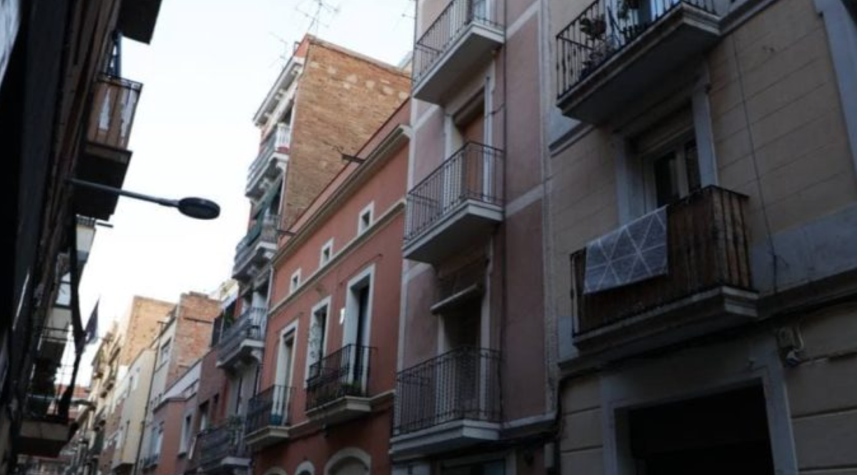 Barcelona compra un edificio en el barrio de Gràcia para ampliar el parque de vivienda asequible