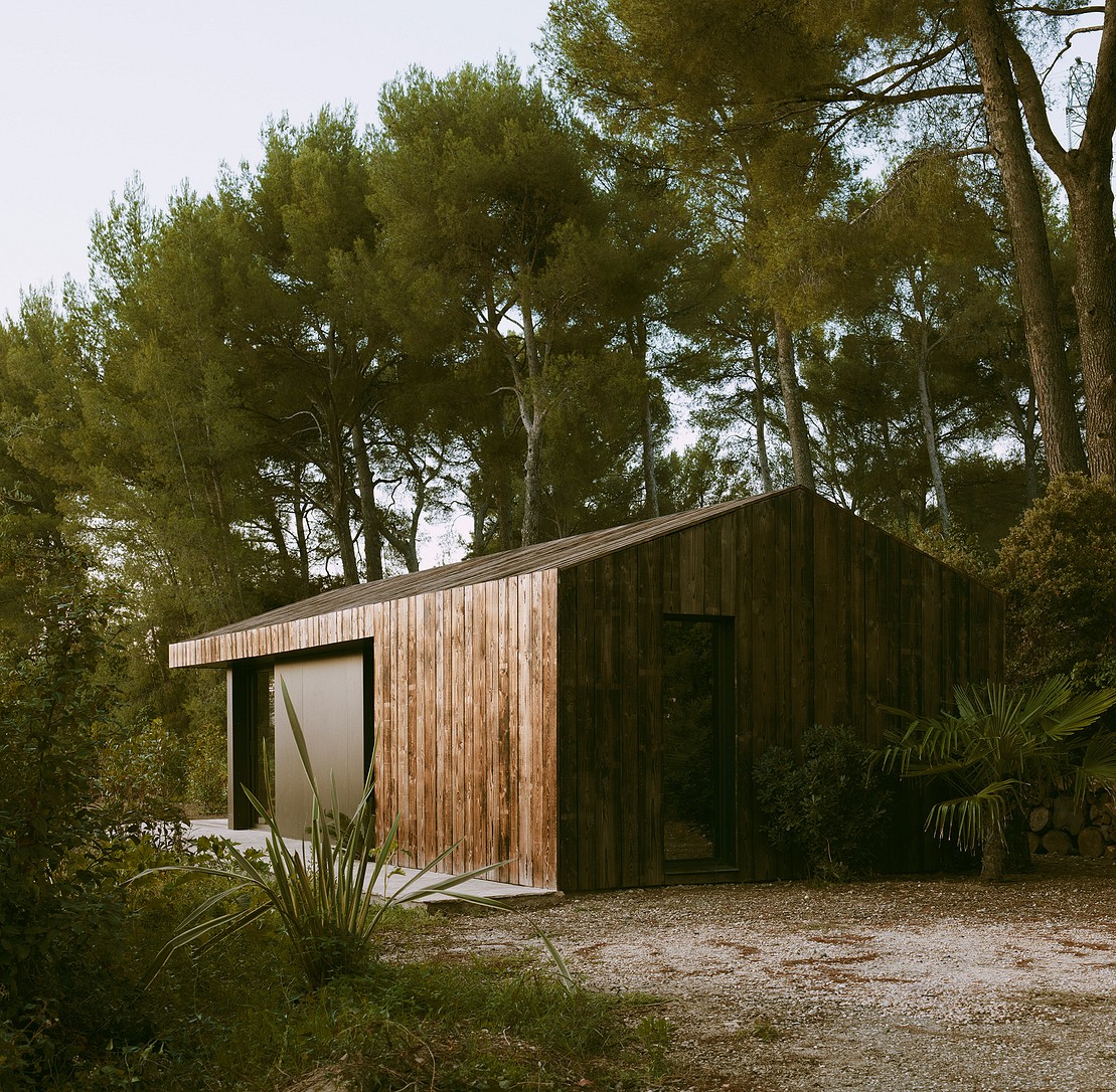 Una cabaña prefabricada de lujo y sostenible con vistas a un exuberante valle francés