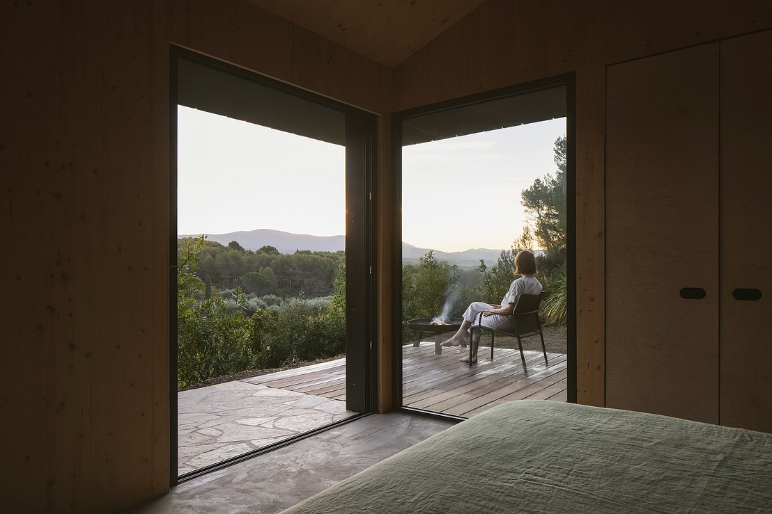 Desde el dormitorio se accede a una terraza para disfrutar del paisaje