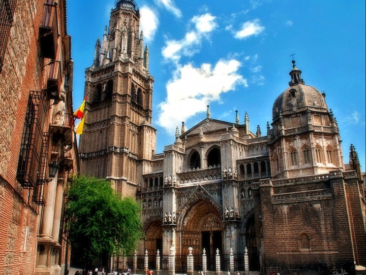 Die bemerkenswertesten historischen Gebäude sind der Alcázar von Toledo und die Primatialkathedrale der Heiligen Maria von Toledo.