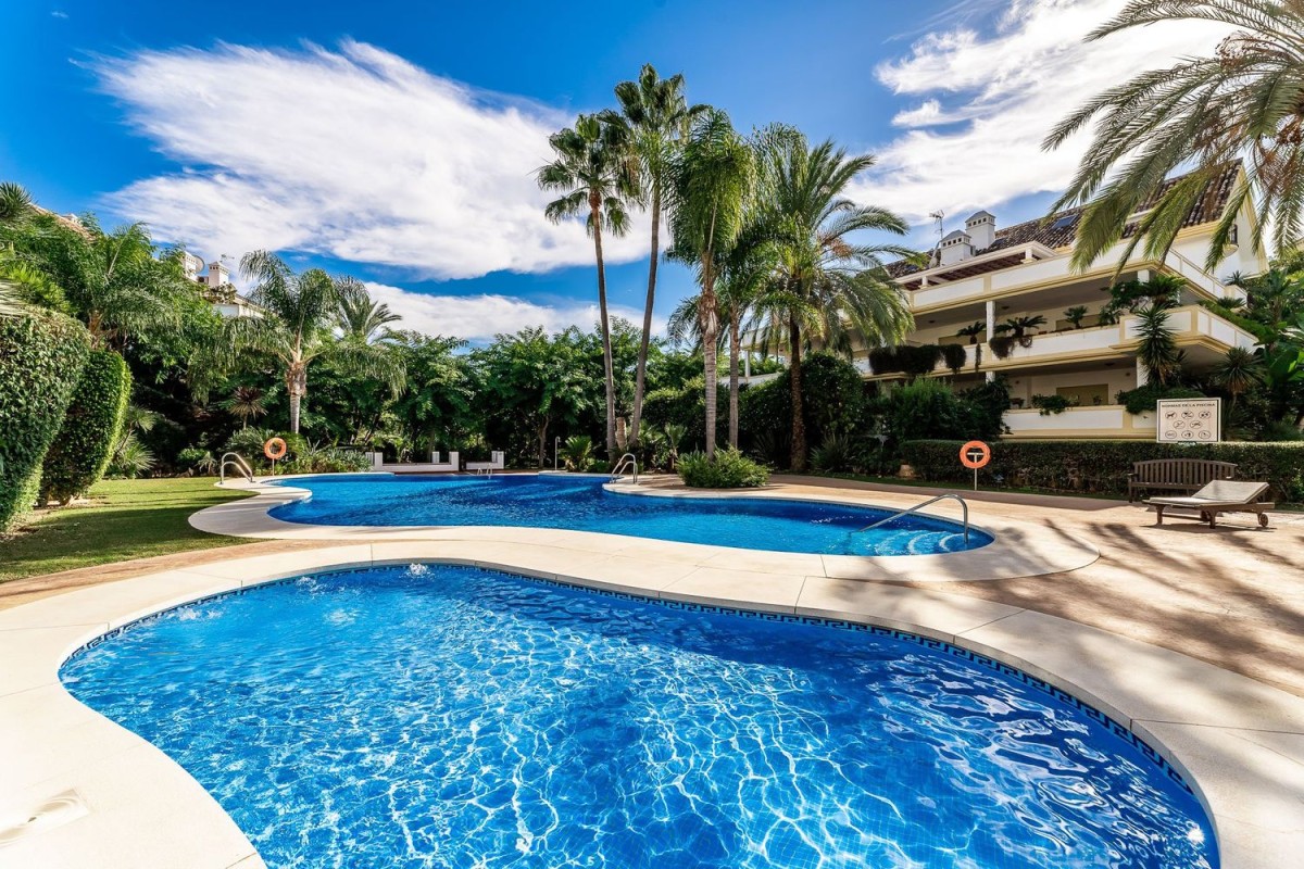 A comunidade tem três piscinas exteriores, uma das quais é aquecida