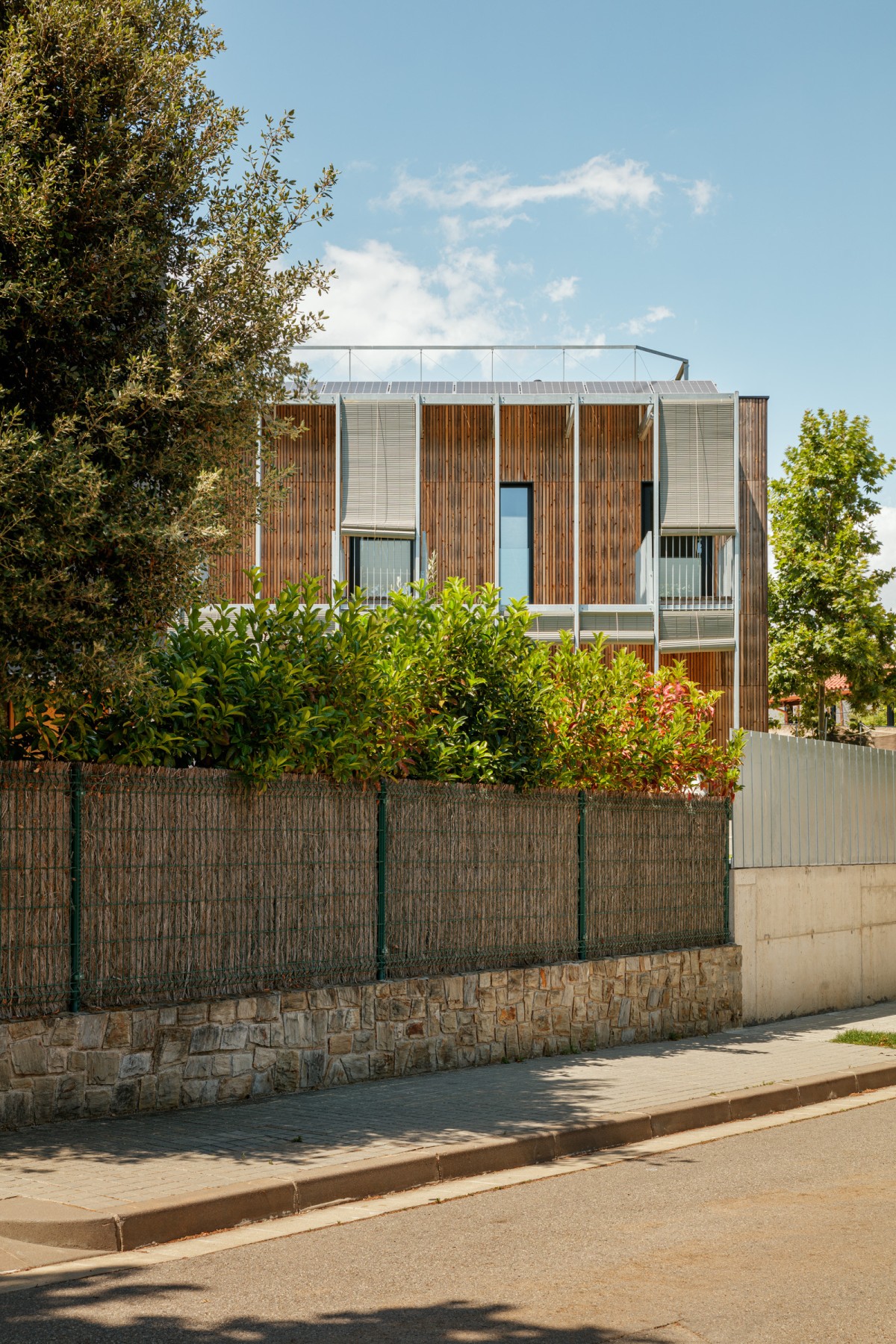 Los árboles rodean la casa dan privacidad