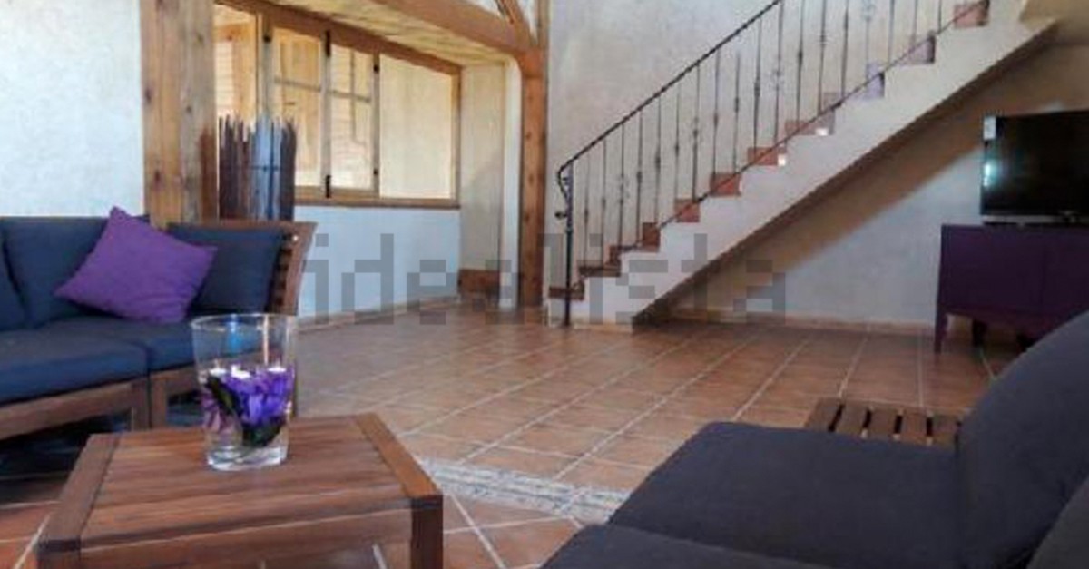 En total suma un apartamento y cuatro habitaciones