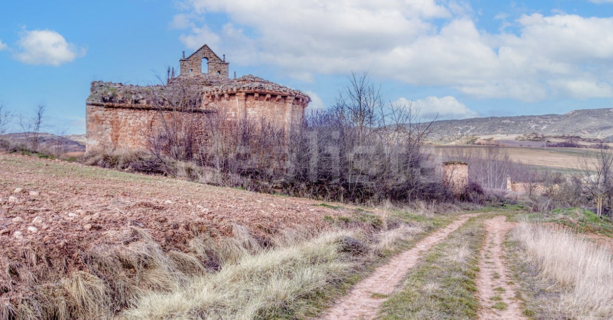 Edificios con muros de sillería en piedra caliza que cuentan con suministro de luz y agua