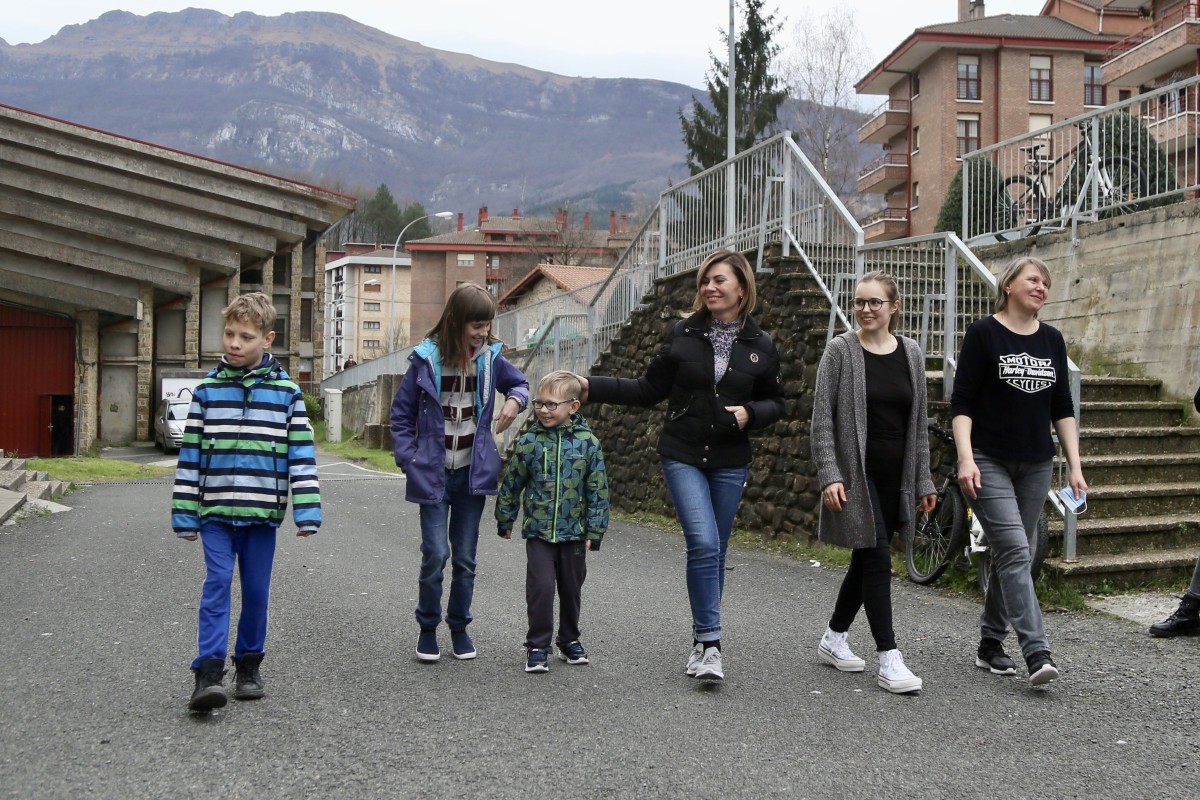Dos familias de refugiados procedentes de Ucrania, pasean a su llegada al centro Larraña Etxea de Oñati
