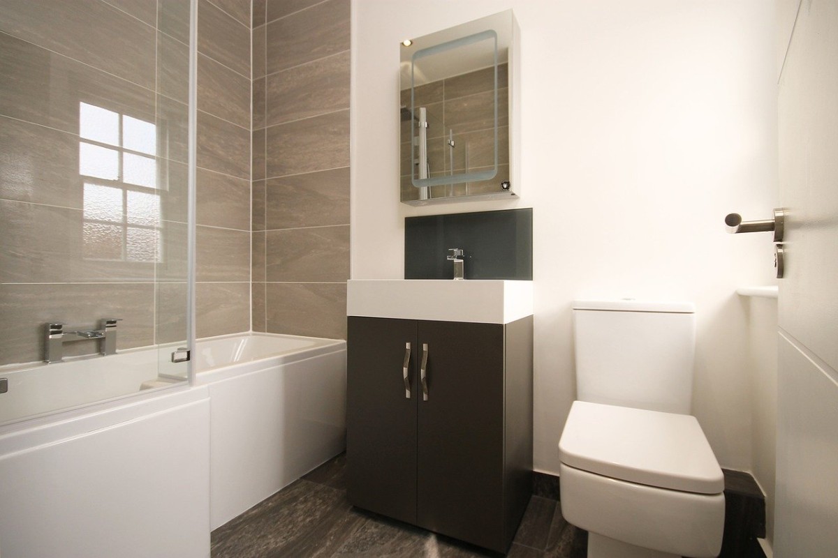 Baño con bañera y mampara