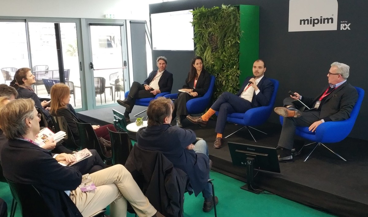 El equipo de Colau hace las paces con el inmobiliario y acude a Mipim a captar inversión
