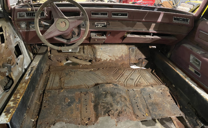 interior del coche más largo del mundo antes de la restauración