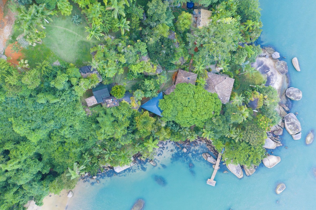 Su diseño triangular, con forma de proa de barco, es la más llamativa del entorno