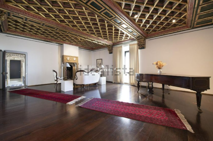 Sala con piano del Castillo de Foixá