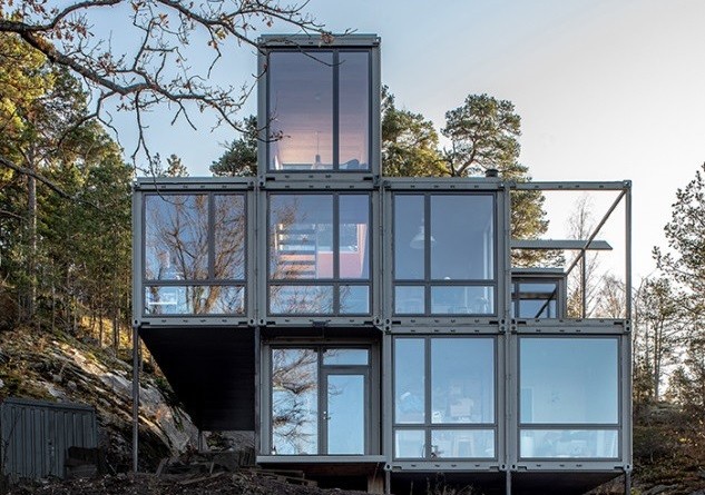 Una sorprendente casa prefabricada hecha con contenedores que se inspira en la estética industrial