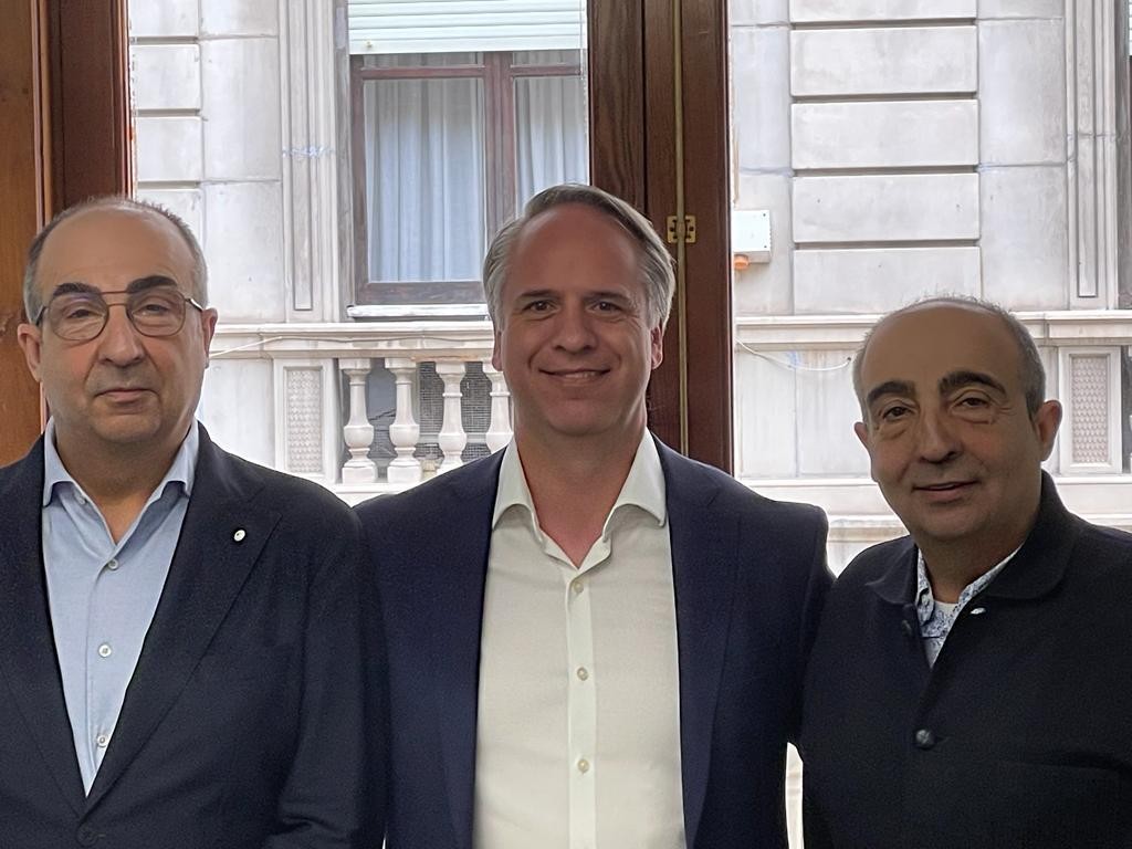 BMI compra ChovA para ser líder en el  mercado de cubierta plana en España