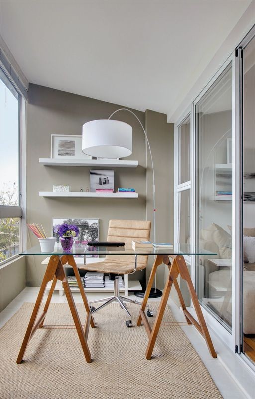 Con una mesa y una silla, podrás trabajar mientras disfrutas de las vistas