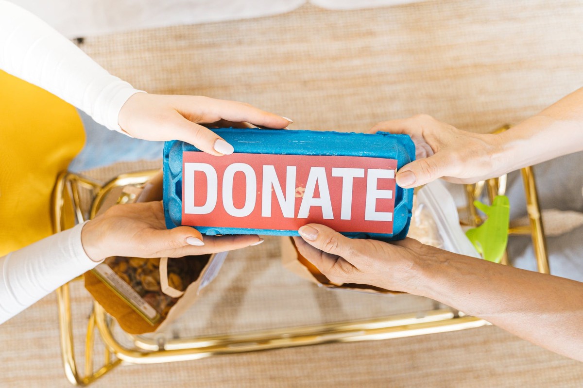 Si durante 2021 has hecho alguna donación, puedes deducir el 75% de los primeros 150 euros donados y el 30% del resto.