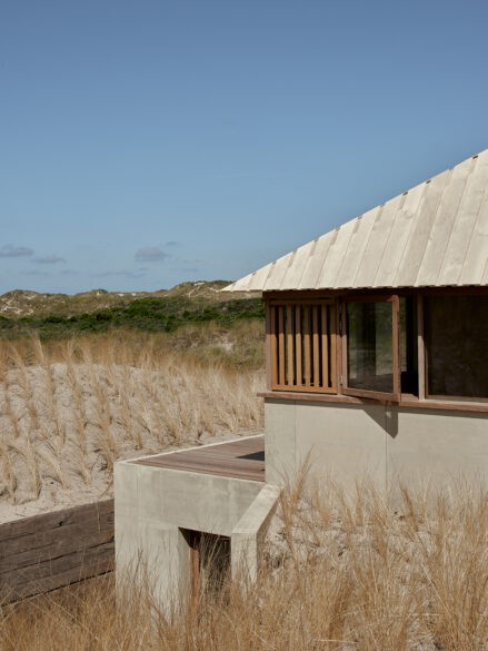 Una casa prefabricada rodeada de un paisaje natural