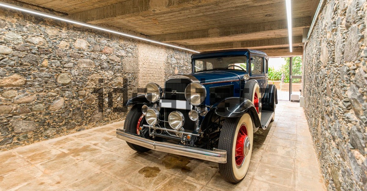 Detalles del garaje con un coche clásico