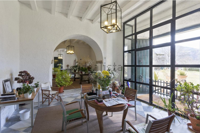 Un salón contemporáneo y con vistas