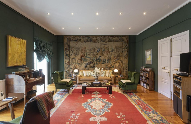 El palacete cuenta con tapices y muebles de época