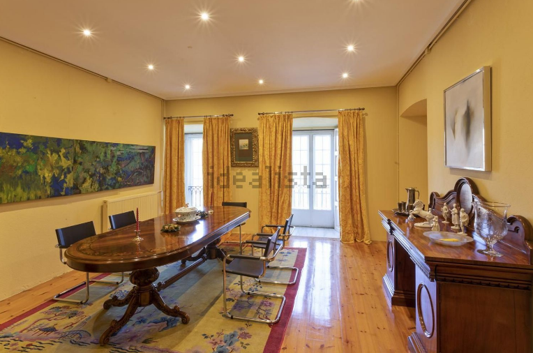 Una mesa de comedor clásica para un inmueble singular