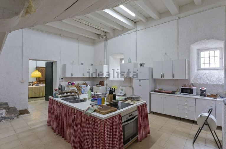 Una cocina grande y vintage
