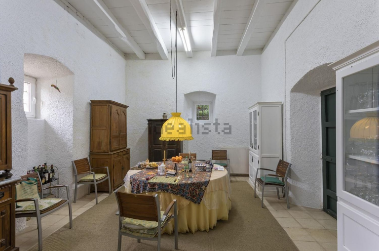 La cocina del palacete tiene muchos muebles de almacenaje